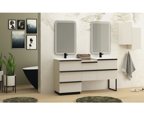 Badezimmer mit Waschtischunterschrank, Spiegeln, Badewanne und Dekorationen