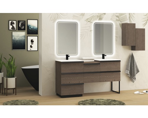 Badezimmer mit Waschtischunterschrank, zwei Spiegeln, Hängeschrank und Badewanne