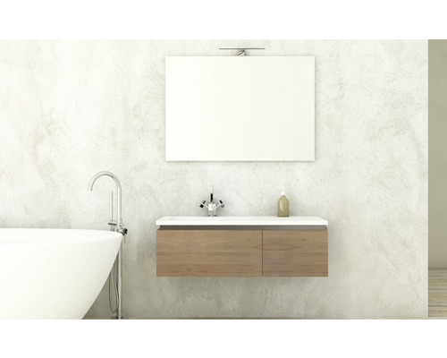 Modernes Badezimmer mit freistehender Badewanne, Waschtischunterschrank und Spiegel