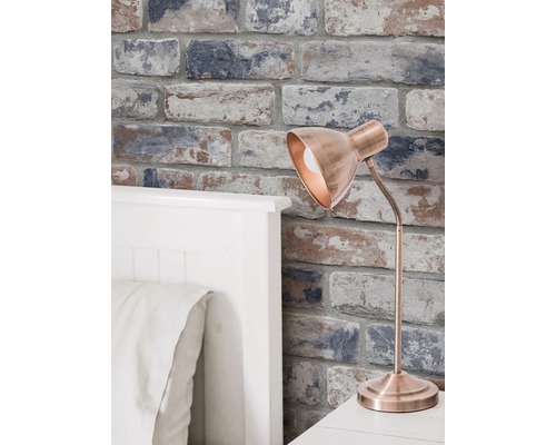 Szene mit gemusterter Ziegel Tapete, Nachttischlampe und Bett