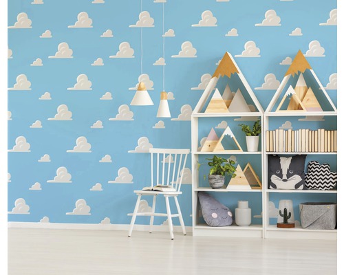Kinderzimmer mit Wolkentapete, Bücherregalen und Stuhl