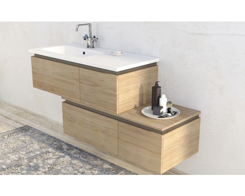 Badezimmer mit Waschtischunterschrank und Aufsatzwaschbecken