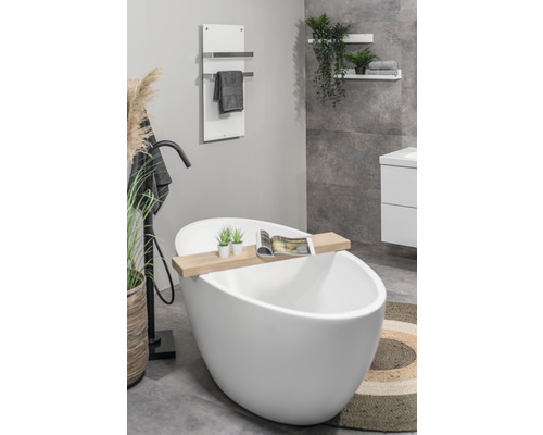 Badezimmer mit freistehender Badewanne, Handtuchwärmer und dekorativen Elementen für eine entspannende Atmosphäre