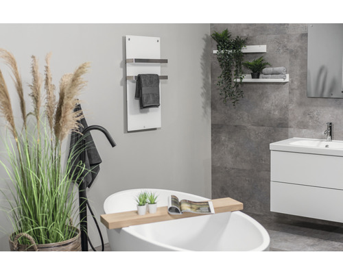 Badezimmer mit Badewanne, Waschtisch, Handtuchwärmer und Dekoration für ein modernes Ambiente