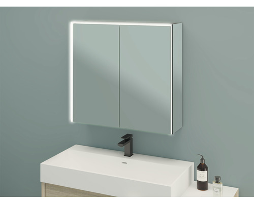 Spiegelschrank mit Beleuchtung über Waschbecken und Waschtisch