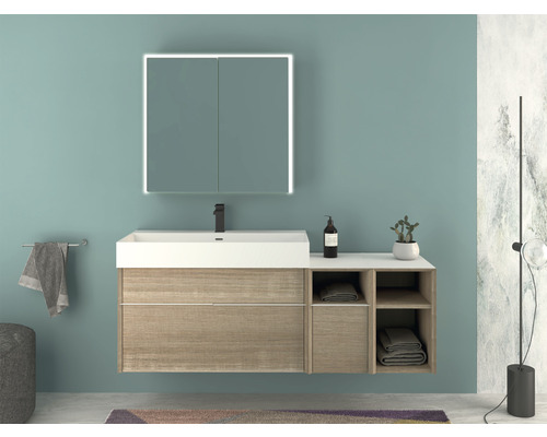 Modernes Badezimmer mit Waschtischunterschrank, Aufsatzwaschbecken und Spiegelschrank mit Beleuchtung.
