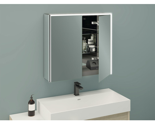 Badezimmer mit Spiegelschrank, Waschbecken und Armatur