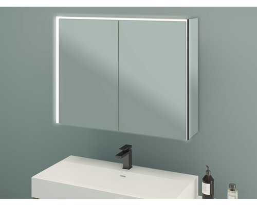 Spiegelschrank mit Beleuchtung über Waschbecken im Badezimmer