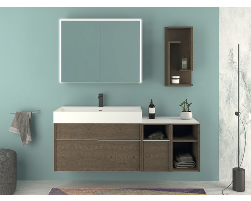 Badezimmer mit Waschtischunterschrank, Spiegel, Regal und Handtuchhalter