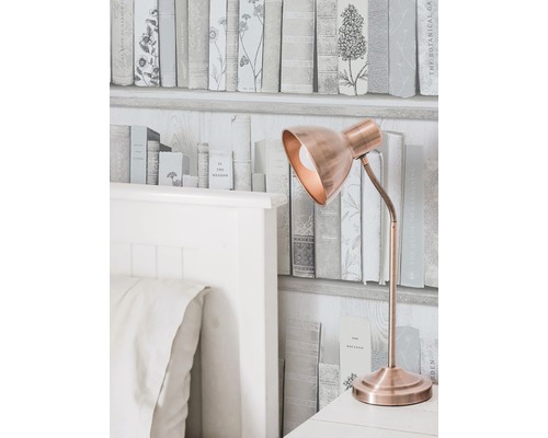 Dekorative Szene mit einem Bett, einer Lampe und einer Tapete im Bücherregal-Design.