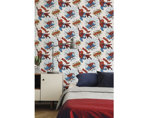 Dekoriertes Schlafzimmer mit einer Tapete mit Spider-Man-Motiv.