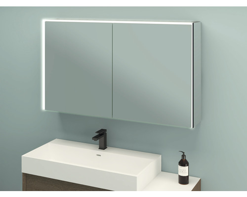 Spiegelschrank mit Beleuchtung über einem Waschbecken mit Armatur