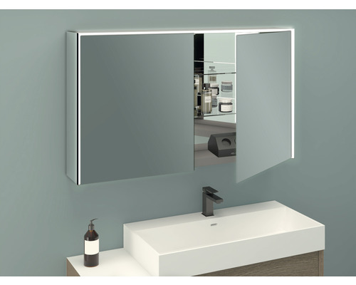 Spiegelschrank mit Beleuchtung über Waschbecken