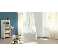 Helles Kinderzimmer mit Wickelkommode, Stubenwagen und Teddybär