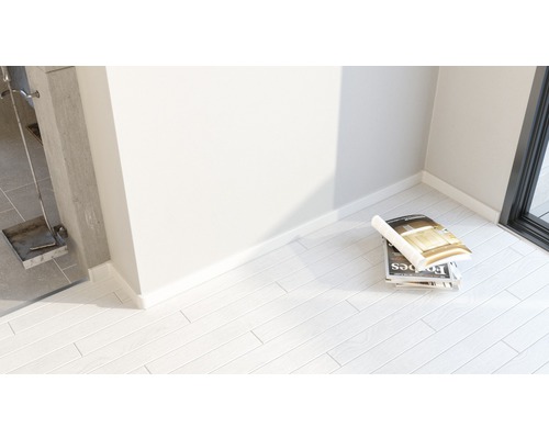 Heller Raum mit Magazinen auf Laminatboden und Kaminbesteck.