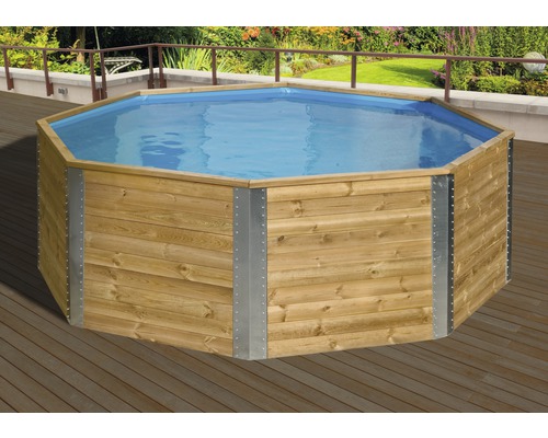 Sechseckiger Holzpool im Garten