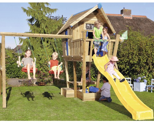 Holzspielhaus mit Schaukel, Rutsche und Sandkasten für Kinder im Garten