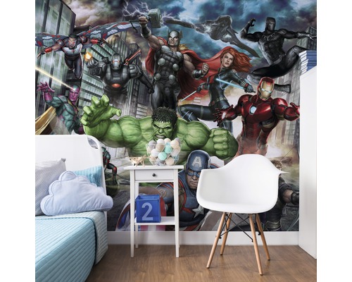 Kinderzimmer mit Marvel Avengers Fototapete, Bett, Nachttisch und Stuhl