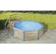 Achteckiger Holzpool mit Leiter im Garten