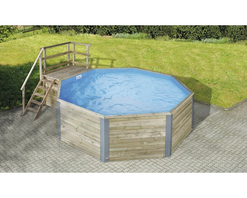 Achteckiger Holzpool mit Leiter im Garten