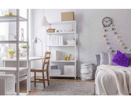 Einrichtung eines hellen Zimmers mit Regalen, Schreibtisch und Bett
