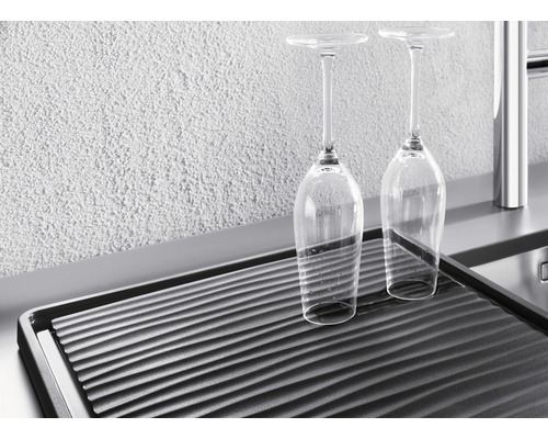 Abtropfschale mit zwei Weingläsern auf einer Küchenarbeitsplatte