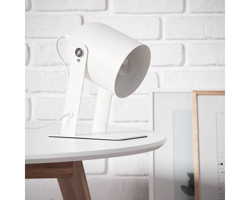 Weiße Tischlampe auf einem Beistelltisch