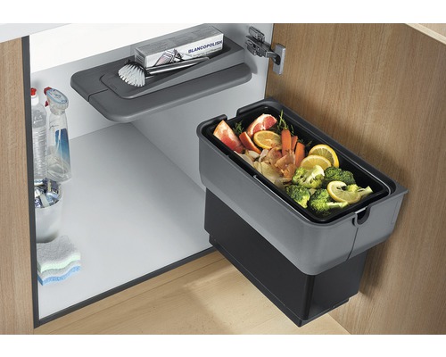 Küchenschrank mit Abfalleimer, Putzmitteln und Reinigungsbürste