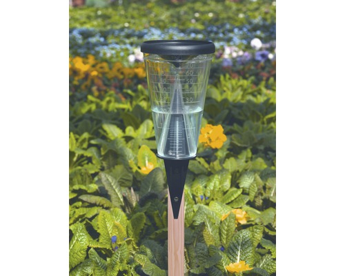 Regenmesser zur Messung der Niederschlagsmenge im Garten.