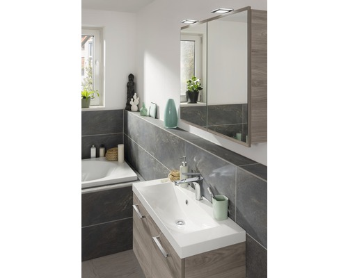 Modernes Badezimmer mit Waschtisch, Spiegelschrank und Badewanne