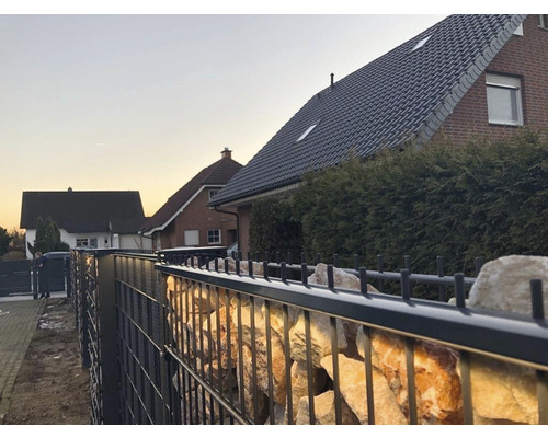Gabionenzaun mit Steinfüllung als Grundstücksbegrenzung