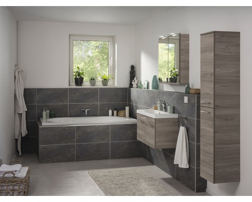 Badezimmer mit Badewanne, Waschtisch, Spiegelschrank und Hochschrank im modernen Design