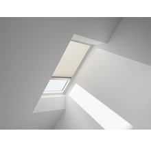 Dachfenster mit Plissee im Interieur