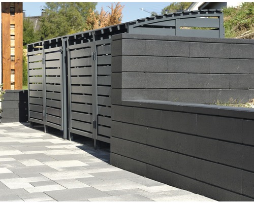 Mülltonnenbox und Mauer aus Betonsteinen im Außenbereich