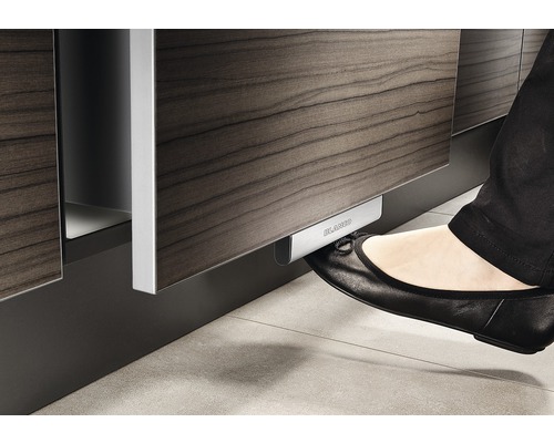 Küchenschrank mit Fußöffnungssystem in Benutzung