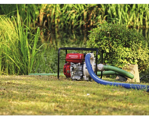 Honda Wasserpumpe auf Rasen mit Schläuchen im Außenbereich