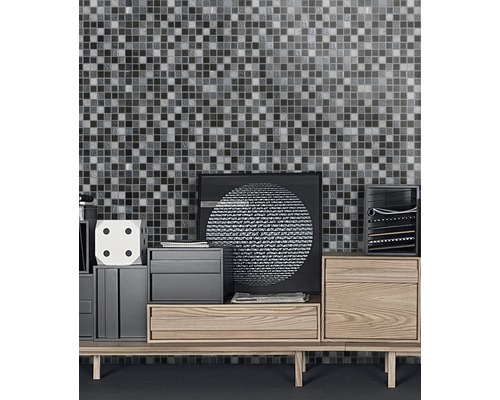 Wandgestaltung mit Mosaikfliesen über einem Holzschrank