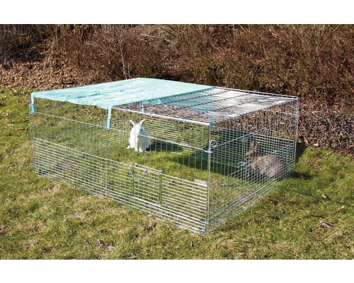Freilaufgehege aus Metall mit zwei Kaninchen und Abdeckplane