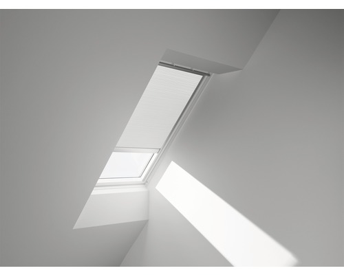 VELUX Wabenplissee uni weiß solarbetrieben FSC U04 1045S Dachfenster mit Jalousie in einem Dachgeschossraum