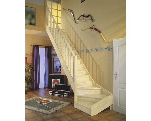 Holztreppe im Innenraum eines Hauses.