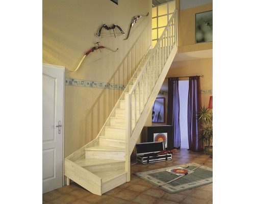 Holztreppe im Wohnbereich mit Dekoration