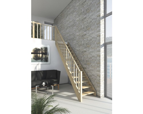 Holztreppe in einem Wohnraum mit Steinwand