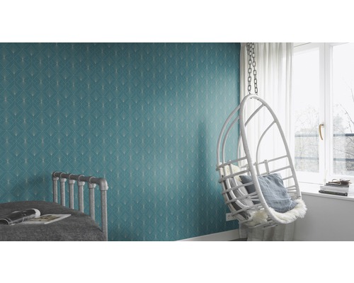 Dekoratives Zimmer mit einer hellblau gemusterten Tapete, einem Hängesessel und einem Bett