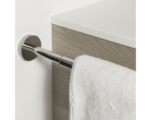 Handtuchhalter aus Metall mit Handtuch im Badezimmer