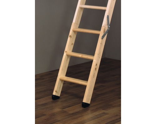 Holztreppe mit Trittstufen und schwarzem Bodenschutz