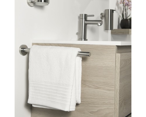 Handtuchhalter mit weißem Handtuch am Waschtisch