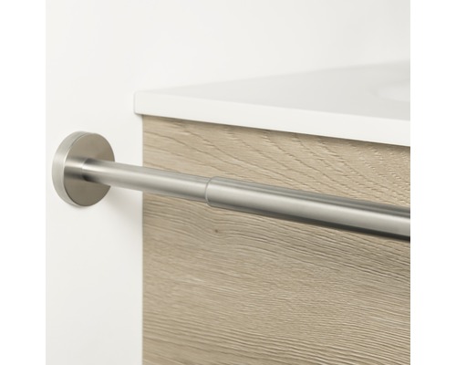 Handtuchhalter aus Metall am Waschtisch