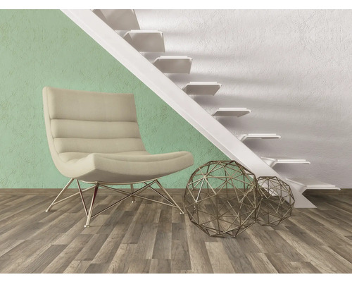 Innenraum mit Sessel, dekorativen Metallkugeln und Treppe