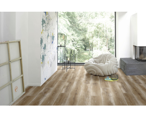 Heller Raum mit Holzfußboden, Sessel und Kunst