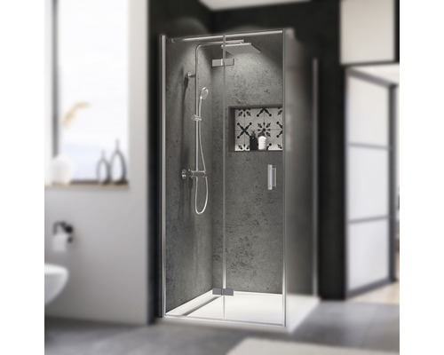 Eckdusche mit Duscharmatur und Ablagefach im modernen Badezimmer